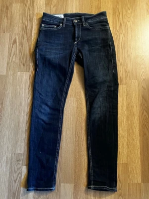 Dondup Monroe  - Dondup Monroe jeans dom är i väldigt bra skicka och väldigt snygga passar bra nu när de börjar bli lite kallare ute och vill ha ett par snygga jeans.