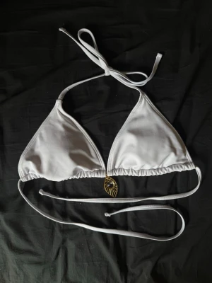 Hvitt bikini topp - Lett bikinitopp med gull detalj, aldrig brukt! Kan leveres eller hentes i Frogner ✨ #sommer #sommertopp #bikini #bikinitopp #swimwear #badetøy #oslo #frogner #norge #billigt #fynd #loppis #bloppis #vintage #secondhand