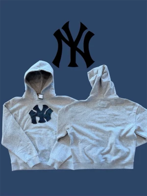 New York Hoodie | Handmade  - Tjena! Säljer denna riktigt feta hoodie som jag gjort själv med New York Yankees-tryck.  Originalhoodien är från Lager 157 i modellen “Luka” (se sista bilden).  ✨ Riktigt snygg passform  📏 Storlek: M 🎨 Färg: Grå 🧵 Material: 95% bomull 5%viskos  Mått: • Längd: 69 cm • Axelbredd: 66 cm • Axel till ärmslut: 60 cm  Hör gärna av dig om du har några frågor eller vill ha fler bilder – så löser vi det!