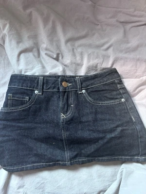 Minikjol Bershka - Söt mörkblå minikjol från bershka i storlek xs. Ett bra basicplagg som lätt kan matchas med andra plagg. Använd kanske en gång max. 
