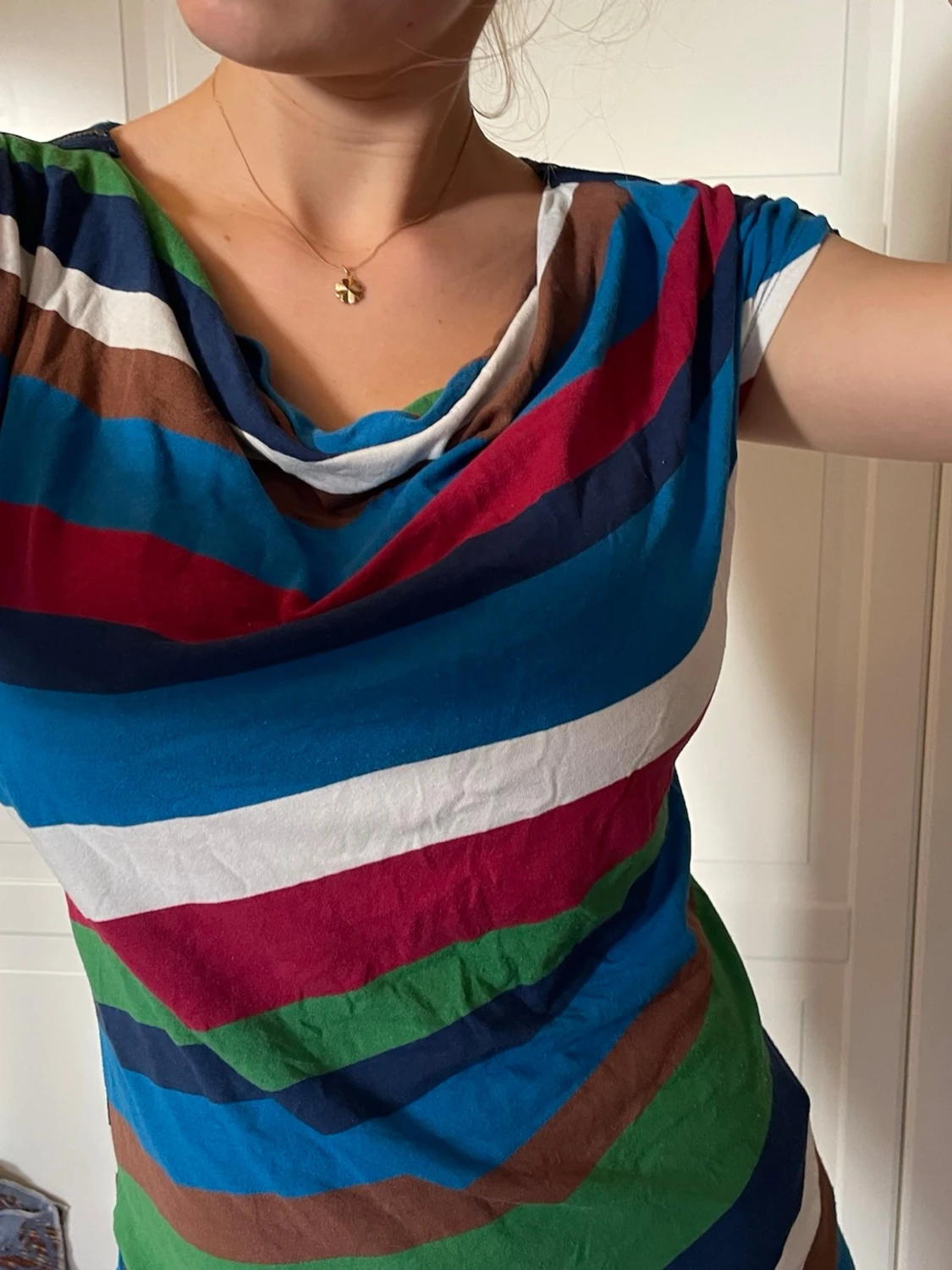Randig cowlneck klänning
