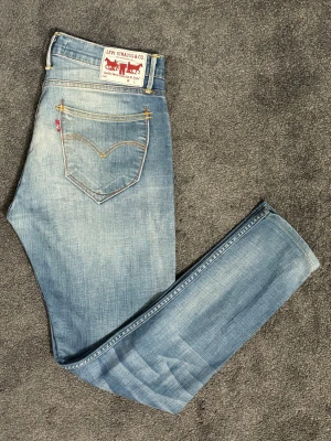 Straight archive levis 504 jeans med tvättningar  - Säljer ett sjukt fint par Levis 504 med fina tvättningar och i fin ljus färg. Jeansen är i storlek W29 L32. Jeansen är vintage och i passform straight.  Mått:  Längd från topp till botten: ca 100cm  Lårbredd framifrån: ca 23cm  Benöppning framifrån ca 13-14cm  Midja framifrån: ca 41cm