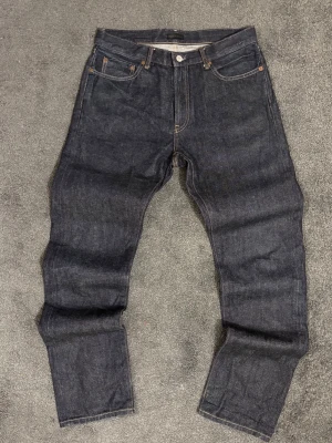 Archive straight selvedge jeans  - Säljer ett fint par selvedge jeans från uniqlo i nyskick. Inga skador osv i storlek W31 L 34.  Mått:  Längd från topp till botten: 108-110cm  Lårbredd framifrån: ca 25-27cm Benöppning framifrån: ca 18cm  Midja framifrån: ca 43cm