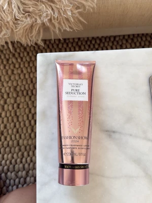 Victoria's Secret Pure Seduction lotion - Limited edition shimmer fragrance lotion från Victoria's Secret i doften Pure Seduction. Tuben är rosa med glittriga detaljer och rymmer 236 ml. Innehåller noter av juiced plum och crushed freesia samt ger en ikonisk shimmer-effekt.🩷knappt använd