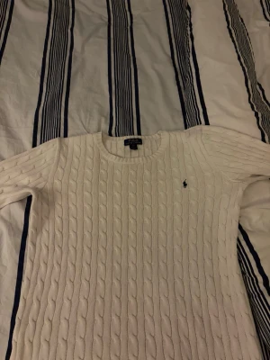Vit kabelstickad tröja från Ralph Lauren - Tjena, säljer nu denna vita stickade sweatshirten från Ralph lauren. Tröjan är använd fåtalet gånger, inga tecken på användning. Original pris~ 2595kr. Priset är inte hugget i sten.  Skriv om ni undrar något!