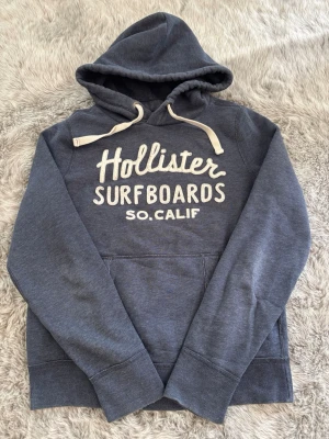 Hollister Hoodiw - Säljer denna sällsynta och mycket eftertraktade Hollister hoodie | Storlek M | Mycket bra skick | Vid eventuella frågor hör gärna av dig och erbjuder bra pris vid köp av bundle 😁✅