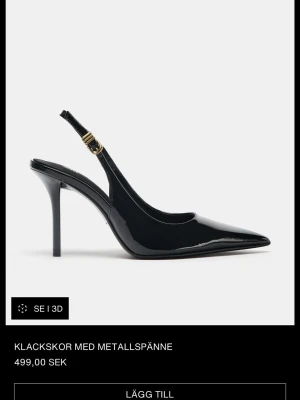 Svarta lackpumps  - Säljer ett par snygga svarta pumps i lack med spetsig tå och smal klack. Skorna har öppen häl och ett justerbart metallspänne i guld på remmen. Perfekta för dig som vill ha en elegant och trendig look. Jag har provat dom, dom är storlek 41 men jag är 39/40 och dom passar. 
