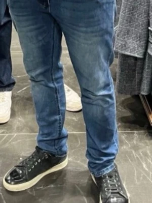 Lanvin UK8 - Lanvin cap toe svart med glansig tå, de är storlek uk 8 som motsvarar 42/43 de är använda men ändå i bra skick! Hör av er om det är något ni undrar över. MVH Archive Dept