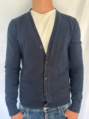 Kofta/cardigan  - Säljer denna tvärfeta kofta ifrån märket pier one. Modellen är ca 180 cm lång och väger 73 kg. Tveka inte på att kontakta mig vid minsta fundering🙌