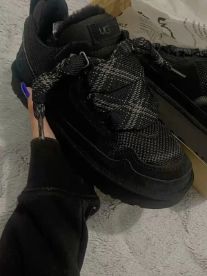 Svarta UGG sneakers med mönstrade snören - passade inte någon i familjen så valde och sälja dem