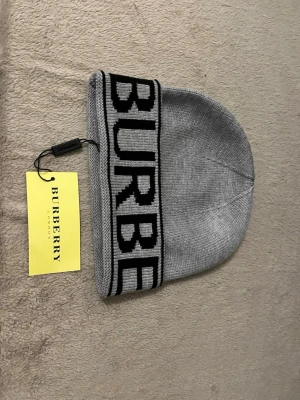Fin grå mössa - Fin grå mössa burberry mössa för kalla dagar. 