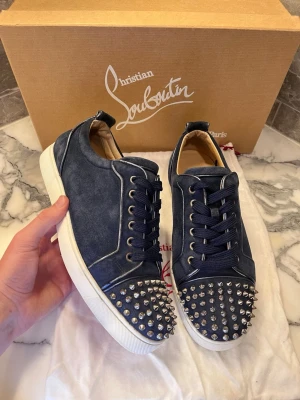 Christian Louboutin bavarios  - Christian Louboutin sneakers i färgmodellen bavarios. En av de mäst sällsynta modellerna att hitta! Storleken är 42 och skorna är i bra skick. Kommer med allt på bilden+älthetsgaranti