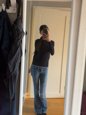 Blå bootcut jeans med slitningar - Säljer mina fina jeans xs tall! De är sparsamt använda men kommer inte till användning längre! Slutsålda!!💗