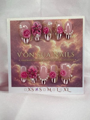 Bomi (S);Medium Almond - Handgjort (alla naglar i min shop är handgjorda av mig) press-on set i dusty pink och vinrött med handmålad striped french. Dekorerat med handgjorda 3D-knappar, handmålad blomma, pärldetaljer och guldfärgade kedjor. Varje detalj är placerad och skapad för hand, vilket gör varje set unikt.