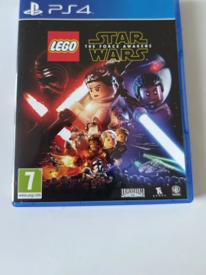 LEGO Star Wars The Force Awakens PS4 - LEGO Star Wars: The Force Awakens till PS4 är ett actionäventyrsspel där du spelar som ikoniska Star Wars-karaktärer i LEGO-format. Spelet har färgstark grafik, blå plastfodral och innehåller både rymdstrider och klassiska LEGO-uppdrag. Perfekt för Star Wars-fans!