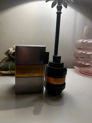Spicebomb Extreme  - Viktor&Rolf Spicebomb Extreme 10ml  🌶️ En varm, kryddig och maskulin doft med en riktigt härlig vinterkänsla. Mörkare och mer intensiv än många andra designerparfymer och passar perfekt till kvällar, fest och kallare väder.  📦 10ml sample 💰 109kr  Perfekt om du vill testa en av de mest populära vinterdofterna utan att köpa full size. SKICKAR SAMMA DAG!!  ✨ Fräsch och noggrant fylld glasflaska 