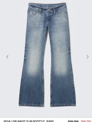 Blå bootcut jeans med låg midja - Helt nya weekday Nova jeans med etikett och lapp fortfarande på i storlek 24/34 helt ny nypris 600kr men nu på rea 300 dock slutsåld så säljer.