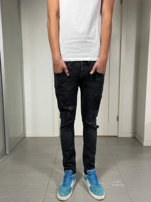 Dondup George Jeans - Säljer nu dessa Dondup George Jeans med snygga slitningar i populär design, mått ca 36 o 97 cm. skriv för fler bilder/frågor🙌🏼 