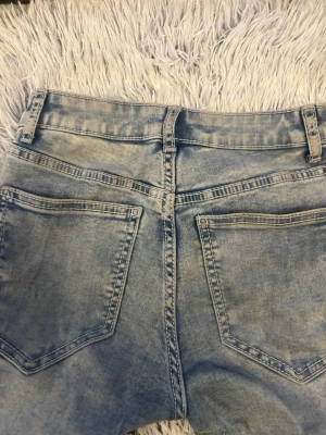 Ljusblå raka jeans från Lindex - Säljer ett par ljusblå jeans från Lindex med raka ben och klassisk femficksmodell. Jeansen har bälteshällor och en enkel, stilren look som passar till det mesta. Perfekta för dig som gillar en avslappnad och tidlös stil.