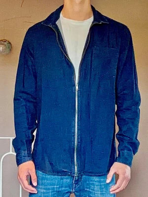 Mörkblå overshirt från Samsøe Samsøe - Snygg mörkblå overshirt från Samsøe Samsøe i regular fit, storlek L. Skjortan har klassisk krage, långa ärmar och är tillverkad i ett mjukt tyg som passar perfekt för lager på lager. Enkel och stilren design som funkar till många olika looks.
