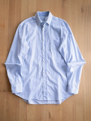 Van Laack Button Down Shirt, size L - Klassisk blårandig skjorta från Van Laack med button-down krage och bröstficka. Skjortan har långa ärmar, vita knappar och är tillverkad i bomull. Perfekt för en clean och stilren look.