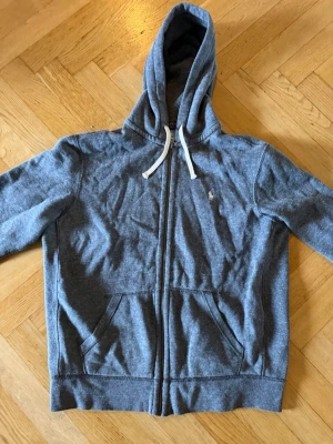 Ralph lauren hoodie - Tröjan är i bra skick, den är även såklart äkta. Kommer tyvärr inte kunna gå ner i pris då den redo är billig som den är. Vid andra frågor så är det bara att höra av dig!