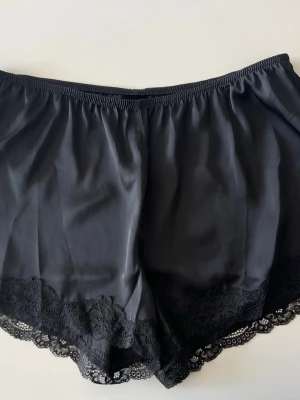 Shorts att sova i - Superfina och härliga shorts att sova i eller vad du önskar! Alla lappar är borttagna, men dem är från H&M och är i storlek M.   Bredd: 38-39 cm (resår ej utdragen).