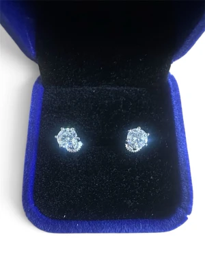Exklusiva Äkta Moissanite Örhängen (1.0ct Tot) – GRA Certifierade & Testade - Säljer ett par otroligt vackra & gnistrande moissanite-örhängen! Passerar diamanttestare utan problem 💎 • Sten: Äkta Moissanite • Karat: 0.5ct per sten (1.0ct totalt / 5.0mm) • Kvalitet: Färg D (högsta), VVS1, Excellent Cut • Skick: Helt nya & oanvända 🎁 Ingår: Örhängen, blå sammetsask, GRA-äkthetscertifikat & certifikatkort. Perfekt som lyxig present eller för att förhöja vardagsstilen! Kan skickas spårbart 📦 