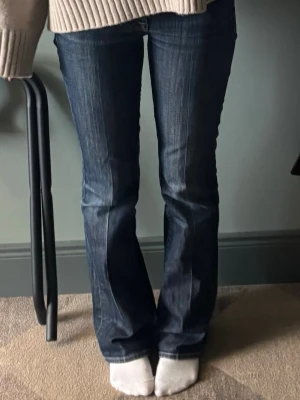 Mörkblå bootcut jeans  - Mörkblå 7 for all mankind jeans i storlek XS. midja: 37-39×2 cm & inneben: 84 cm Ganska slitna nertill vid benen (på baksidan vid fötterna), men annars fina överlag. Låg midja och bootcut. Skriv gärna vid frågor/ för fler bilder 😊🌞