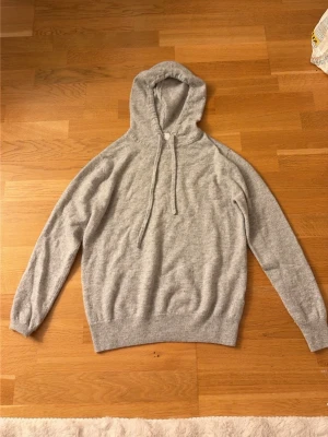 Ljusgrå hoodie i merinoull material - Jag säljer denna snygga ljusgråa hoodien i merinullsmaterial som är från Elegant Essentials, den är i perfekt skick bara lite nopprig från 1 tvätt men aldrig använd! Innan jag skickar så ska jag försöka få bort så mycket nopprigt som möjligt med noppermaskinen💕 nypris:899kr😊 skriv vid minsta fundering 