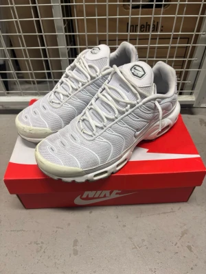 Nike Air Max Plus  - Nike Air Max Plus TN – White/Silver – Stl 44,5  Säljer ett par klassiska Nike Air Max Plus / TN i vit och silverfärgad design.  Storlek: EU 44,5 Modell: Nike Air Max Plus / TN Färg: Vit/silver/grå Skick: Begagnade i bra skick. Normalt bruksslitage, smuts och vissa missfärgningar förekommer, framför allt framtill och på sulorna. Se bilder för aktuellt skick. Tillbehör: Nike-skokartong medföljer.  Klassisk TN-modell med Tuned Air-dämpning och en väldigt lättmatchad vit/silverfärgad design.