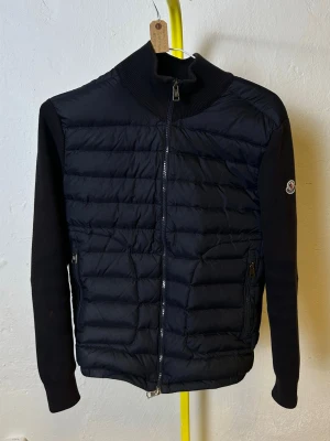 Blå Moncler Cardigan - Moncler cardigan köpt på plicks livestream. Perfekt nu till hösten 