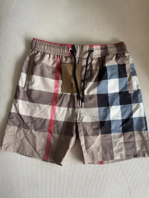  Burberry shorts  - Sälj på grund av fel st. Helt ny prislappen är på. 