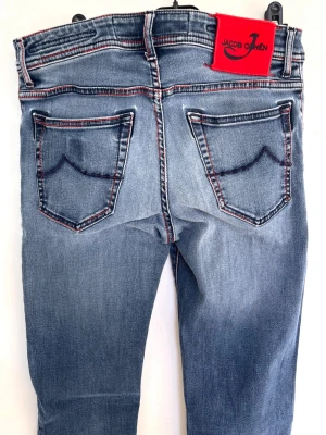 Jacob Cohën Jeans - Jacob Jeans i en riktigt fet tvätt! Toppskick, inga defekter. Midja=41, Längd=104. Modellen är 622 slim nick. Står storlek 32 men skulle säga att de sitter som 30/32. Kontakta mig för fler frågor och funderingar!