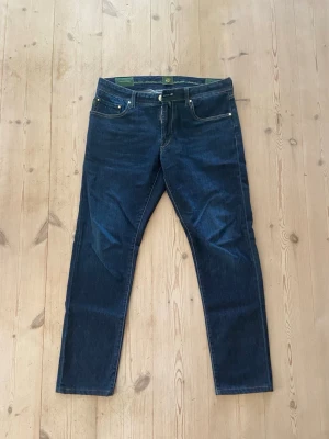 Tramarossa jeans - Säljer nu dessa Tramarossa jeans då de ej kommer till användning längre därför att jag tycker de är för stora för mig. Det är storlek W36 och modellen är Michelangelo. Ställ gärna frågor eller skicka prisförslag. Som sagt priset är ej satt i sten. 