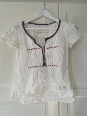 Odd Molly topp - Vit topp från odd molly gissar storlek d / xs
