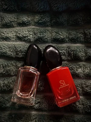 Duo: Giorgio Armani Sì & Sì Passione – 7 ml - Säljer två oöppnade Giorgio Armani-parfymer, perfekta som liten lyx i handväskan, reseparfym eller present.   Vänster: Giorgio Armani Sì EdP (7 ml) Höger: Giorgio Armani Sì Passione EdP (7 ml)  • Oöppnade. • Äkta Giorgio Armani. • 7 ml per flaska. • Perfekt storlek för resan eller att ha med i väskan.