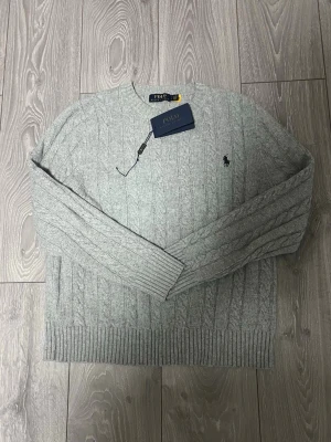 Grå stickad tröja Polo Ralph Lauren - Använd ett par gånger men i mycket bra skick ! pris kan diskuteras 
