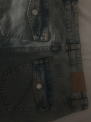 Blå bootcut jeans från Gina - Säljer ljusblåa bootcut jeans ifrån Gina tricot, stl 36. Inga defekter eller hål då dem inte är använda ❤️