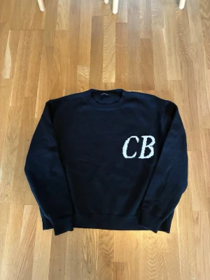Cole Buxton Sweater  - Använd några gånger. Armlängd 60 cm. Längd 63 cm  