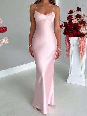 Ljusrosa långklänning i satin - Elegant ljusrosa långklänning i satin med smala axelband och öppen rygg med snörning. Klänningen har en figurnära passform och ett mjukt, glansigt material som ger en lyxig känsla. Perfekt för speciella tillfällen.