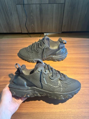 Nike react  - Liten skada se bild 6