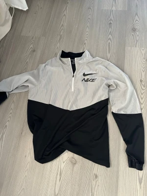 Nike Running träningströja - Fet tränings/löpningströja av Nike. Gjort hål längst ner vid tummarna för att ha handen varm. Annars grym tröja vid löpning. Storlek m