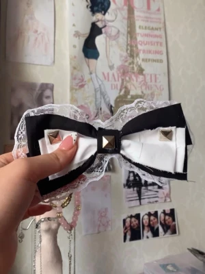 Bow hair clip - 100% handgjord av mig, kontakta innan du köper direkt💗 har ca 7 styckna av den här!  #trinket  #kpop #anime #keychain #swag #jujutsukaisen #shoujo #straykids #enhypen #aespa #lesserafim #cortis #blackpink #attackontitan #kiminitodoke #coquette #gyaru #strangerthings #alt #emo #scene #retro #japanese #chinese #alt #scene #emo #sonnyangel #smiski #jellycat #labubu #sanrio #hellokitty #kuromi #vintage #pastelcore #crochet #grunge #witch #whimsical #monsterhigh #jiraikei #stockholm #y2k #2000s