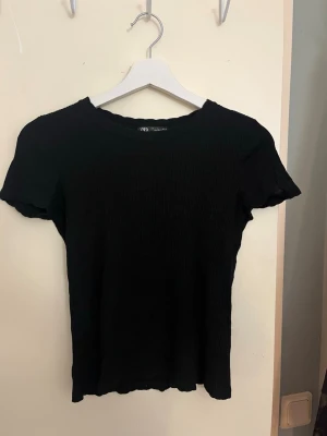 Svart t-shirt - Jättefin T-shirt från Zara💞