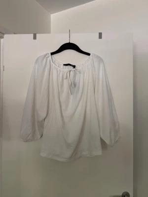 Blus vit  - Storlek XL. Liten i storlek. 