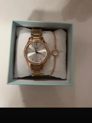 Armbandsklocka rosé gold - helt ny, oöppnad (plast över uret sitter kvar och batteriet är ej startat). Nypris 400kr säljer för 250kr. Postar samma dag eller dagen efter😇 skriv om fler frågor, pris är absolut diskuterbart☺️Färgen är rosé gold! 