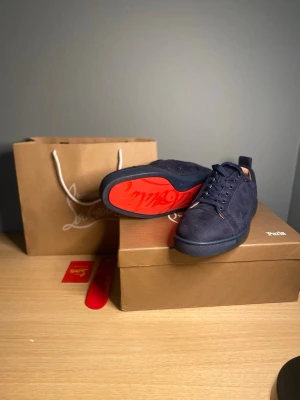 Mörkblå sneakers med röd sula - Säljer ett par Christian loubtins i helt nytt skick, skriv gärna vid frågor eller funderingar, storlek 43. 🤝😀TAR EMOT BYTEN OCKSÅ! 