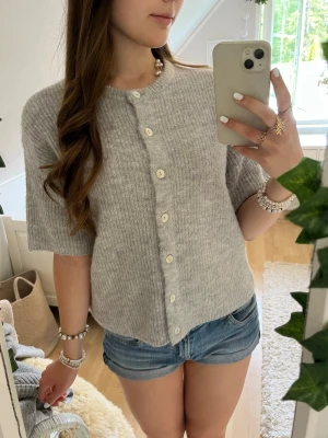 Ljusgrå kofta från Gina - Superfin ljusgrå ribbstickad kofta från Gina Tricot. Endast använd ett fåtal gånger💗     Nypris: 359 kr