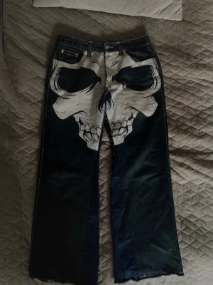 YLD jeans  - Säljer ett par super snygga mörkblå jeans med coola tryck i både bak och fram från Your Local Dealer. Storlek: W32 L:32. Aldrig använda. 